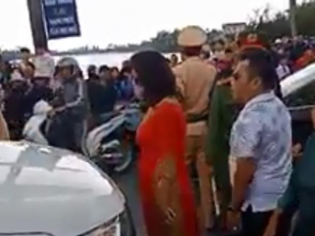 Tin tức trong ngày - Bị chặn xe đi đón dâu, mẹ chú rể hùng hổ đòi đập xe, lớn tiếng với CSGT