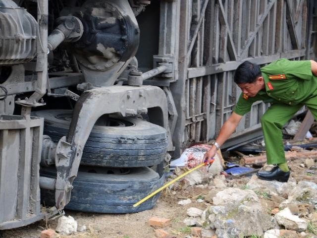 Tin tức trong ngày - Ý kiến trái chiều về nguyên nhân vụ lật xe khách ở Nha Trang