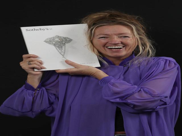 Kinh doanh - Mua nhẫn 300.000 đồng ở hội chợ đồ cũ rồi bán được 22 tỷ đồng