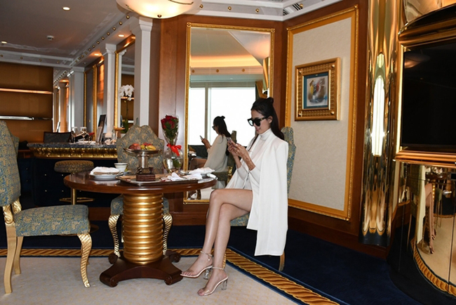 Phan Thị Mơ ở tại một căn phòng với nội thất dát vàng trong khách sạn bảy sao ở Dubai. Cô tâm sự, bản thân muốn bỏ tiền mua trải nghiệm ở những vùng đất mới, từ đó nuôi thêm cảm xúc cho nghề diễn xuất.