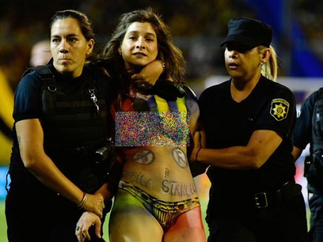 Bóng đá - Hoảng hồn fan nữ lột áo “đại náo” trận Rosario - River Plate