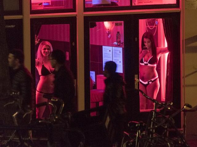 Gái mại dâm Amsterdam ”khốn đốn” vì du khách: Thị trưởng lên tiếng