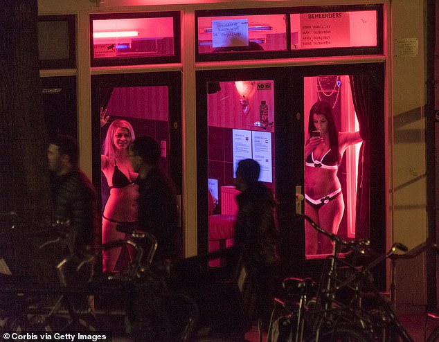 Gái mại dâm Amsterdam &#34;khốn đốn&#34; vì du khách: Thị trưởng lên tiếng - 1