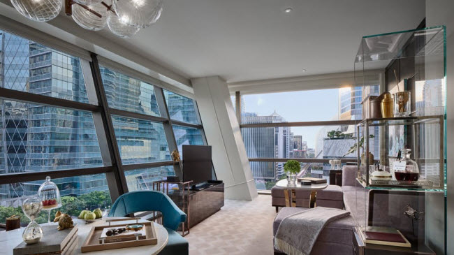 Từ các biệt thự Sky Villa trên đỉnh khách sạn Rosewood Bangkok, du khách có thể chiêm ngưỡng toàn cảnh thành phố Bangkok.