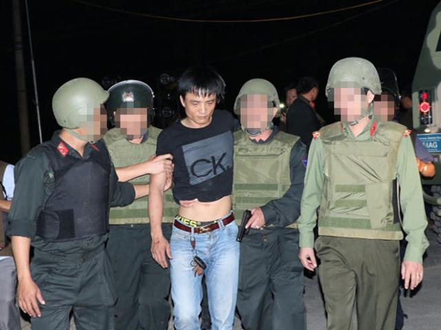 Pháp luật - Vụ ôm súng, lựu đạn cố thủ trên ô tô: Lộ diện nghi phạm bỏ xe tẩu thoát