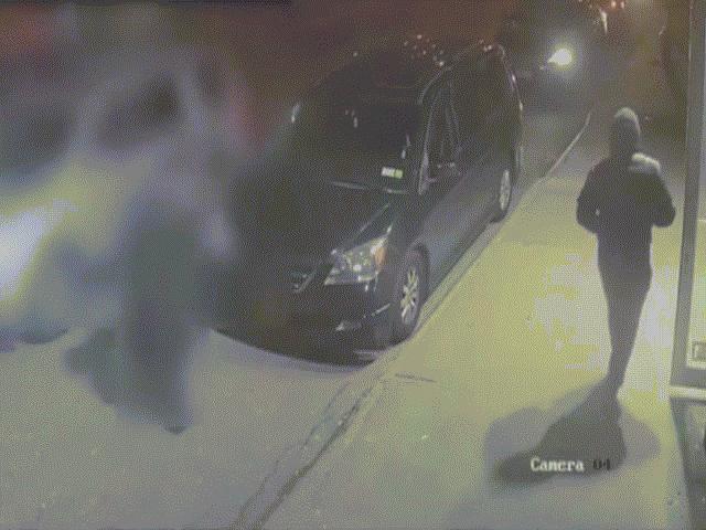 Thế giới - Video: Bước lên xe Uber ở Mỹ, bị sát thủ gí súng vào đầu nã đạn