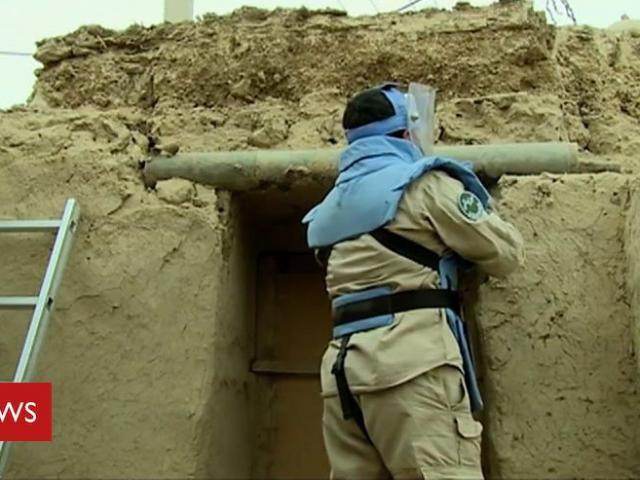 Thế giới - Video: Ngôi làng được xây từ hơn 400 tên lửa chứa đầy chất nổ TNT