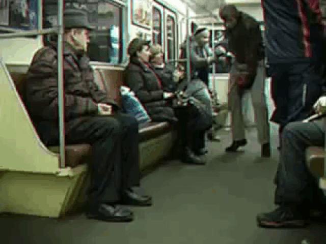 Tranh vui - Hành động khó tin nơi công cộng khiến mọi người ngã ngửa