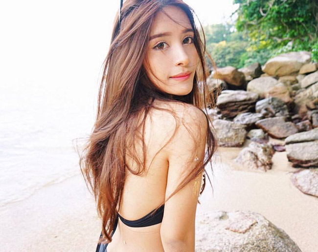 &nbsp;Kingkaew Karnthiang sở hữu làn da trắng nõn, gương mặt V-line và đôi môi trái tim.&nbsp;