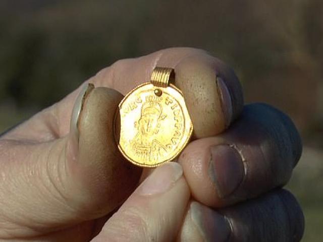 Thế giới - Nhặt được "đồng xu socola", ngỡ ngàng khi biết đó là đồng vàng 1.500 tuổi