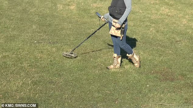 Nhặt được "đồng xu socola", ngỡ ngàng khi biết đó là đồng vàng 1.500 tuổi - 1