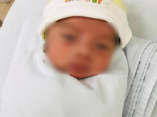 Tin tức trong ngày - Biết cháu bị bỏ rơi 1 tháng trong bệnh viện, bà ngoại tức tốc đi xe trong đêm đón về