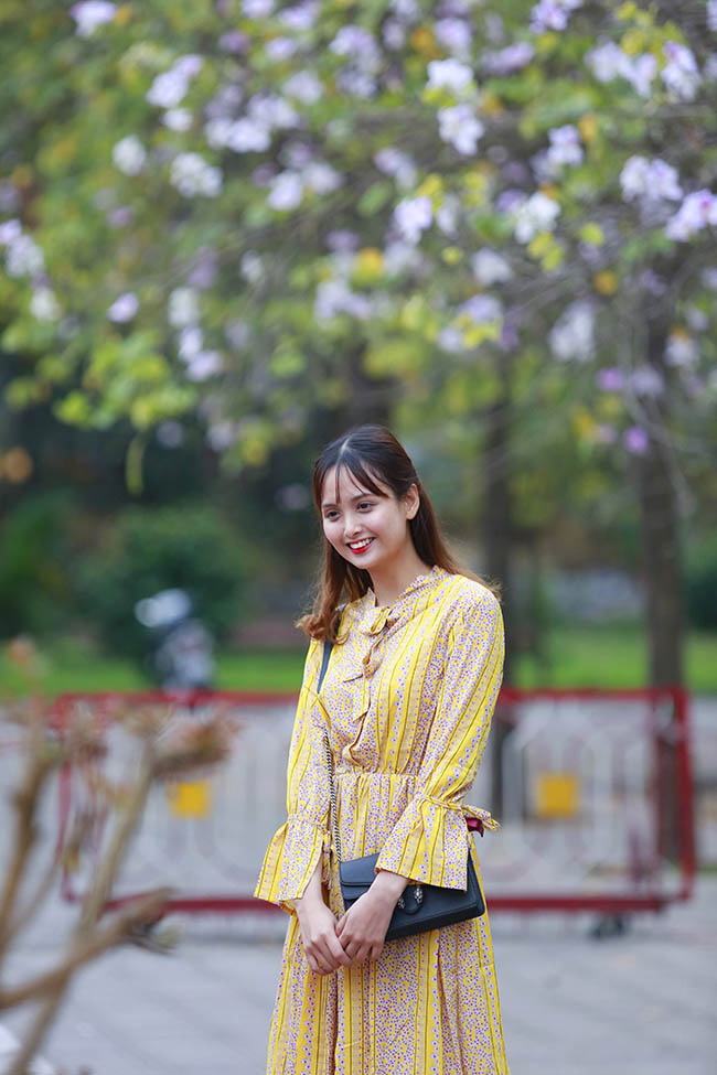 Hoa ban nở rộ khắp phố, chị em nườm nượp &#34;đọ sắc&#34; cùng hoa - 11