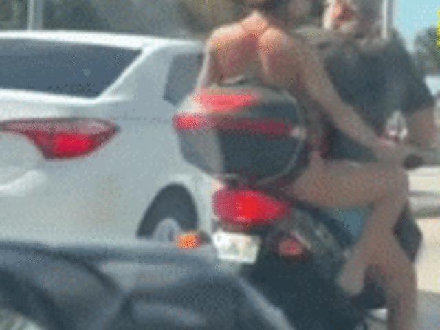 Thế giới xe - SỐC: Cô gái ngồi xe máy cạo lông đùi ngay trên cao tốc