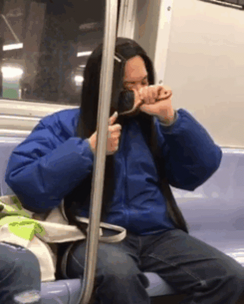 Hành động khó tin nơi công cộng khiến mọi người ngã ngửa - 7