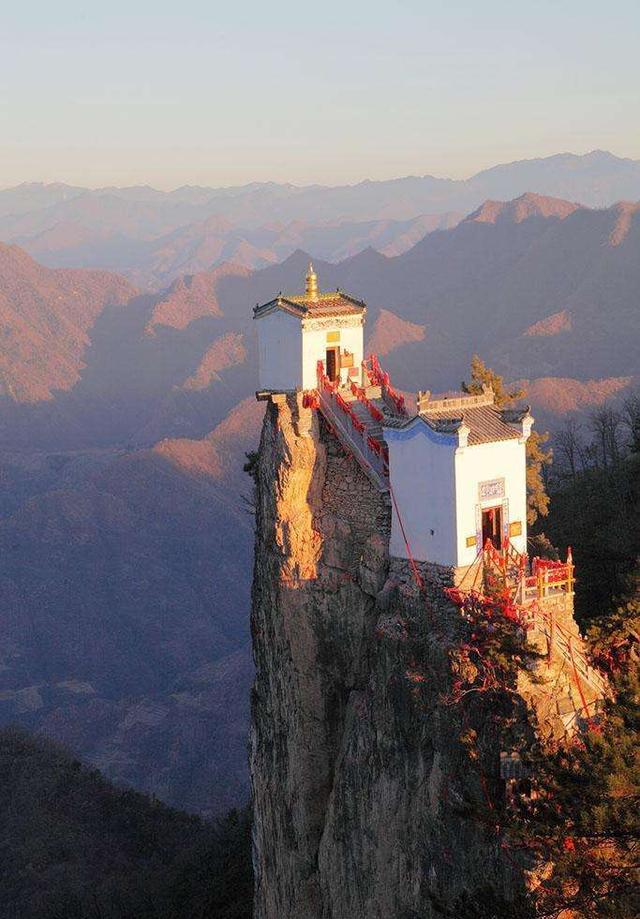 Du khách bất chấp nguy hiểm leo lên 3 ngôi đền cheo leo hiểm trở nhất Trung Quốc - 2