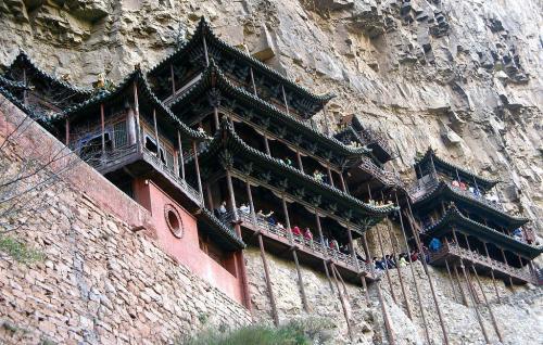 Du khách bất chấp nguy hiểm leo lên 3 ngôi đền cheo leo hiểm trở nhất Trung Quốc - 6