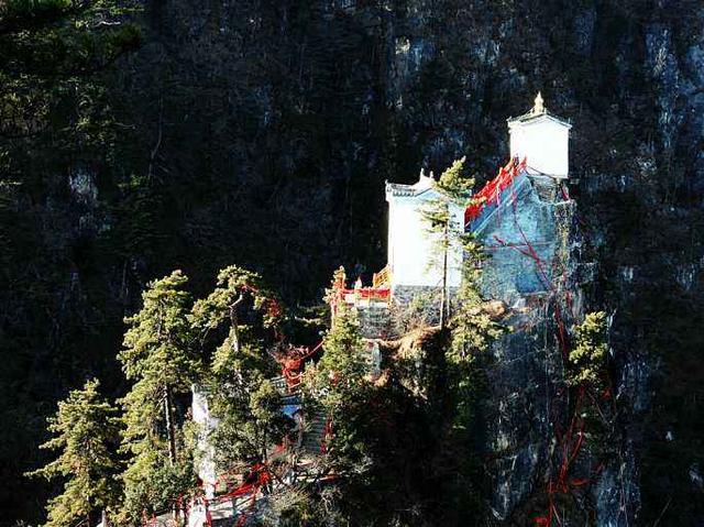 Du khách bất chấp nguy hiểm leo lên 3 ngôi đền cheo leo hiểm trở nhất Trung Quốc - 3