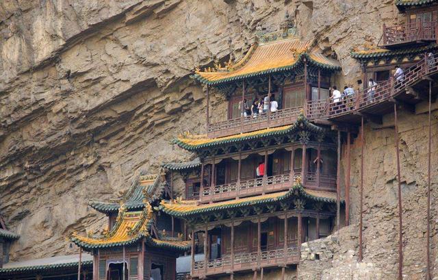 Du khách bất chấp nguy hiểm leo lên 3 ngôi đền cheo leo hiểm trở nhất Trung Quốc - 4