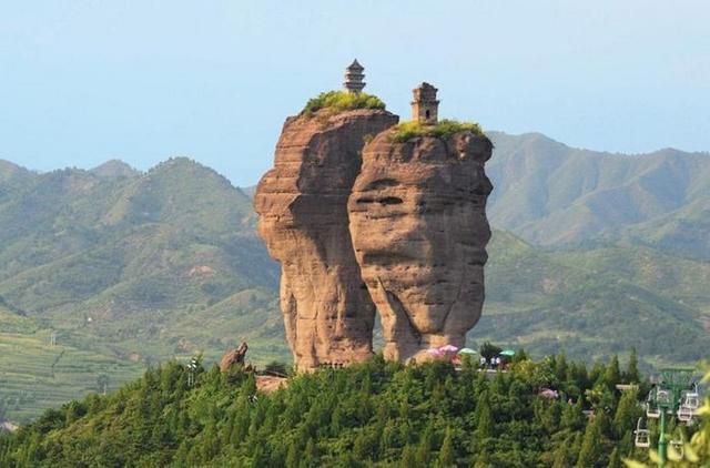 Du khách bất chấp nguy hiểm leo lên 3 ngôi đền cheo leo hiểm trở nhất Trung Quốc - 7