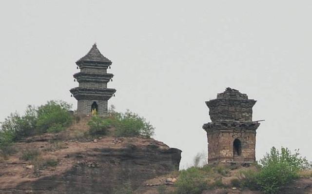 Du khách bất chấp nguy hiểm leo lên 3 ngôi đền cheo leo hiểm trở nhất Trung Quốc - 8