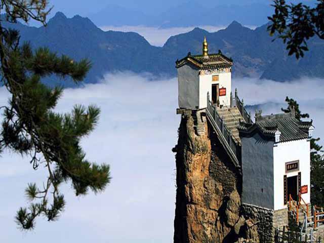 Du khách bất chấp nguy hiểm leo lên 3 ngôi đền cheo leo hiểm trở nhất Trung Quốc - 1