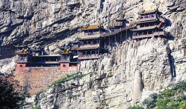 Du khách bất chấp nguy hiểm leo lên 3 ngôi đền cheo leo hiểm trở nhất Trung Quốc - 5