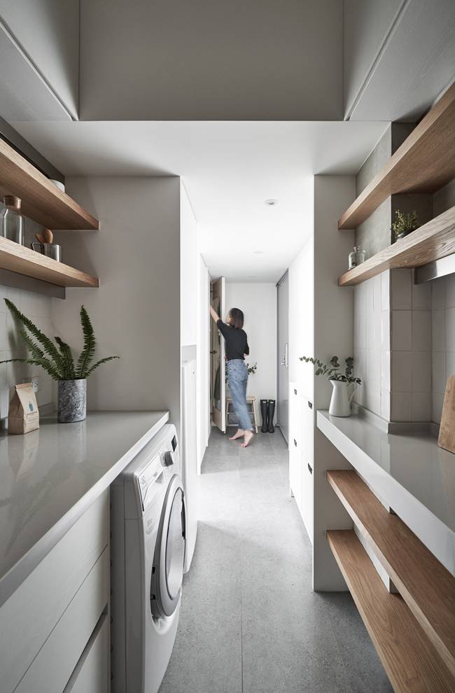 Phòng tắm và nhà bếp được thay đổi vị trí để không gian sống không chật chội,&nbsp;