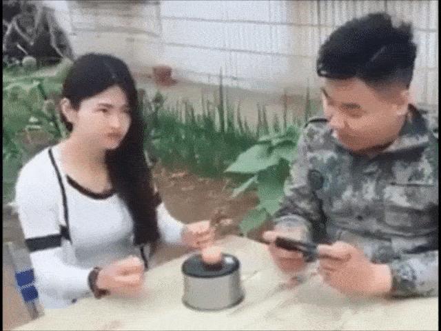 Video Clip Cười - Cặp đôi yêu thương nhau theo cách "lầy lội" nhất