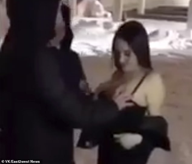 Người mẫu Nga mặc đồ cảnh sát, để người lạ sờ ngực - 1