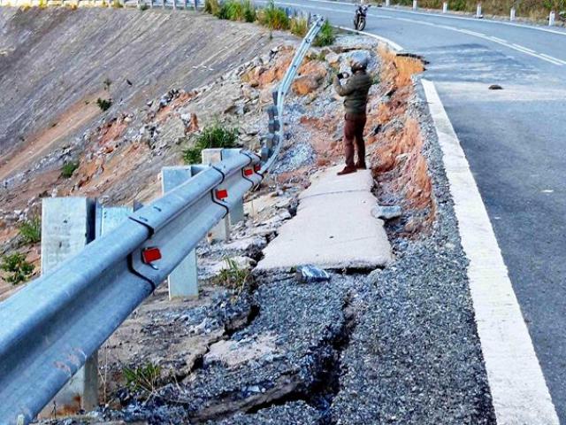 Tin tức trong ngày - Lạnh người với hố "tử thần" trên đường tránh 543 tỉ ở Kon Tum