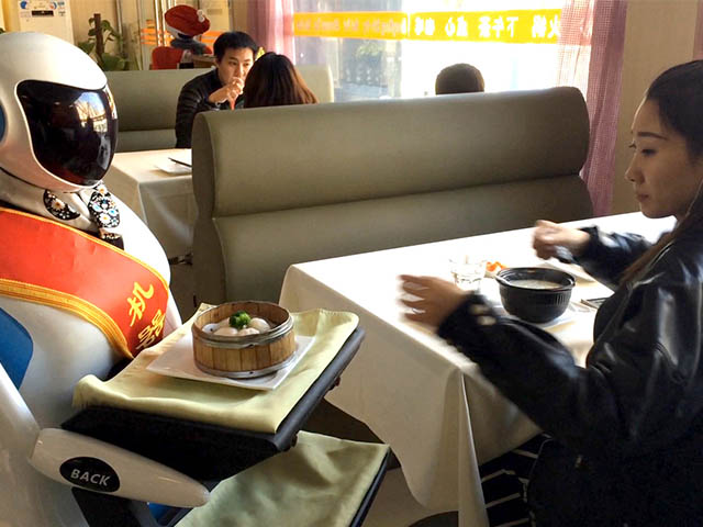 Media - Robot bồi bàn hút khách tại nhà hàng Trung Quốc