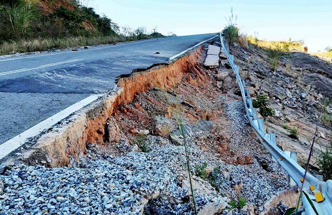 Lạnh người với hố "tử thần" trên đường tránh 543 tỉ ở Kon Tum - 2