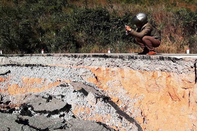 Lạnh người với hố "tử thần" trên đường tránh 543 tỉ ở Kon Tum - 3