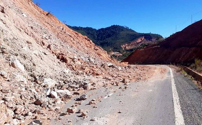 Lạnh người với hố "tử thần" trên đường tránh 543 tỉ ở Kon Tum - 4