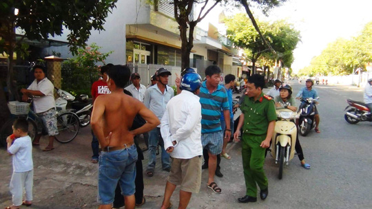 Nam thanh niên bị truy sát giữa ban ngày - 1