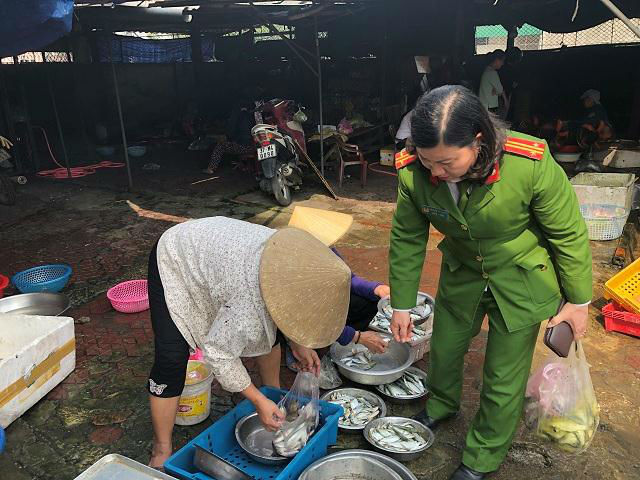 Nghệ An: Ngỡ ngàng vì rau xanh, tôm, cá bỗng đội giá... gấp đôi - 4