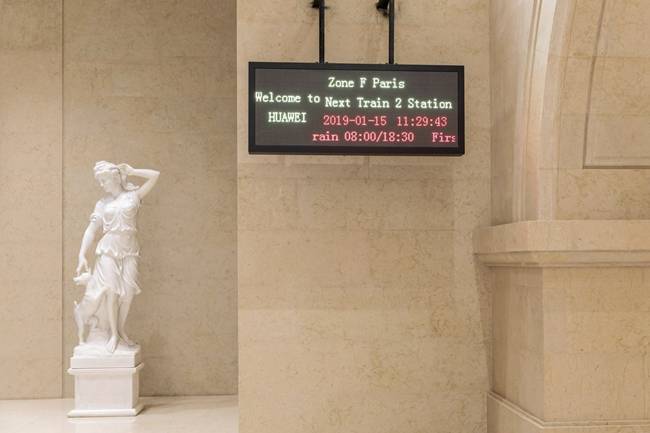 Hình ảnh chụp tại ga tàu được đặt tên là Paris trong khuôn viên.