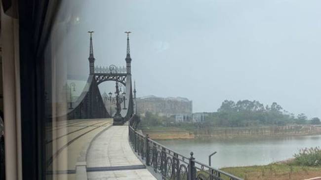 Đây là bản sao của cầu Tự Do &#40;Budapest, Hungary&#41; bên trong khuôn viên.