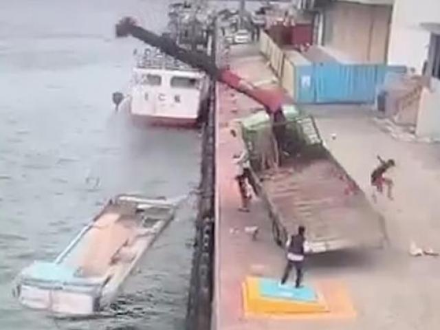 Phi thường - kỳ quặc - Xe cẩu bị gió thổi đổ lên người công nhân