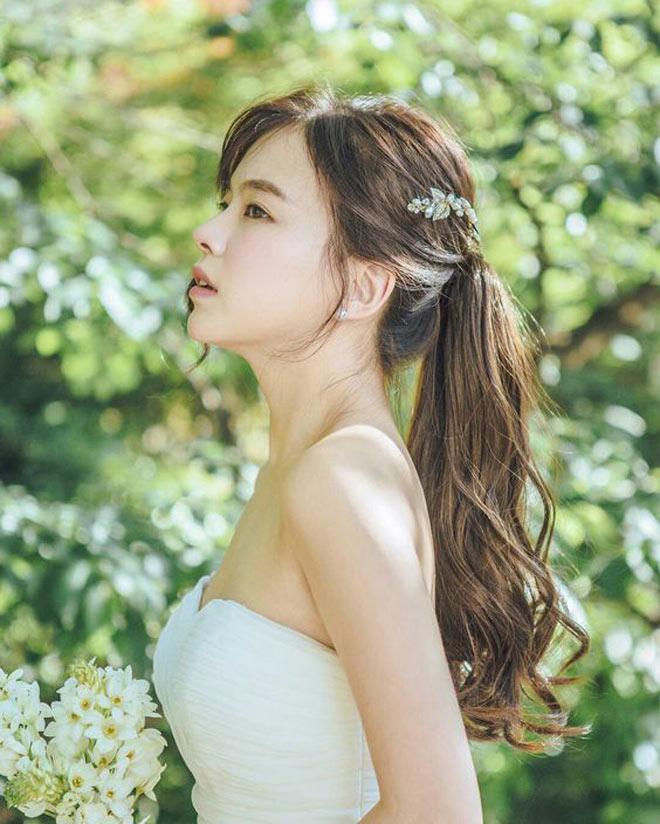 Tranh cãi nảy lửa chị em có nên mặc quá lồng lộn lấn át cô dâu trong ngày cưới? - 2