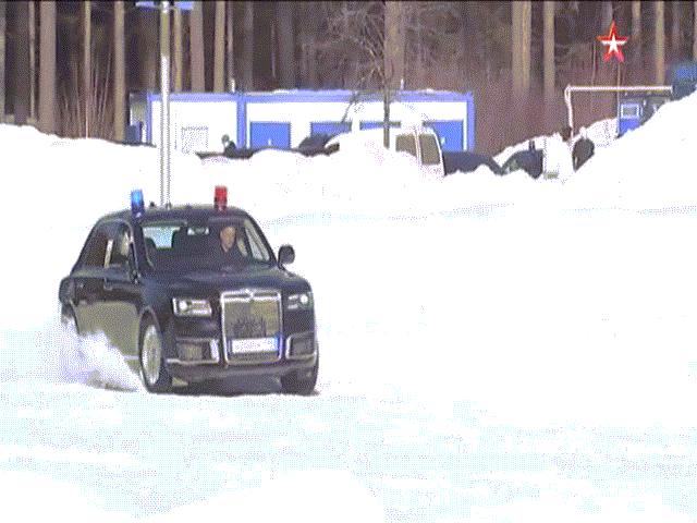 Video tài xế của Tổng thống Nga Putin đọ tài lái xe bọc thép trên tuyết