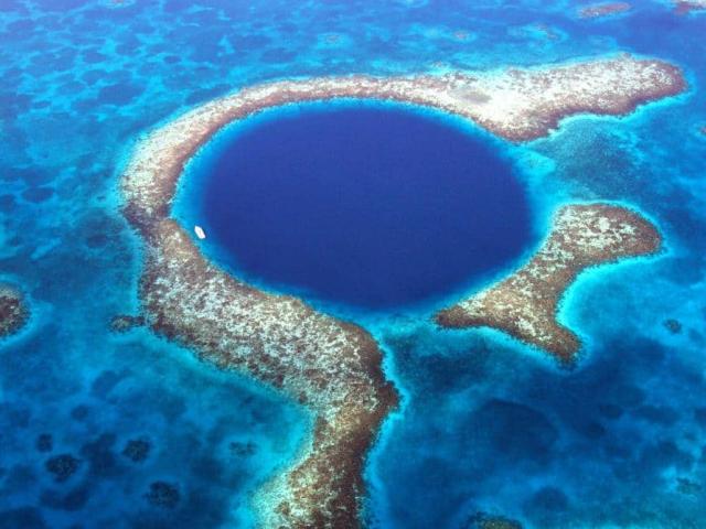 Video - Cận cảnh hố xanh sâu thẳm ẩn chứa nhiều bí mật tự nhiên