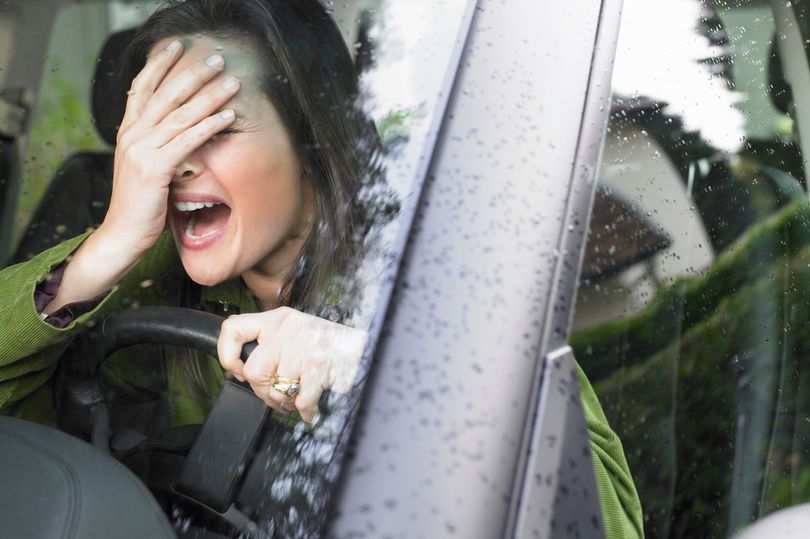 Chửi thậm tệ người lái xe đi ẩu rồi “khóc dở mếu dở” khi nhận ra đó là ai - 1