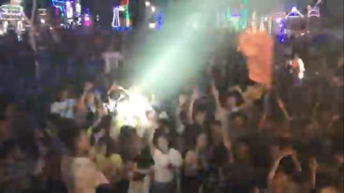 Tranh cãi chuyện "trường học như vũ trường" - 4