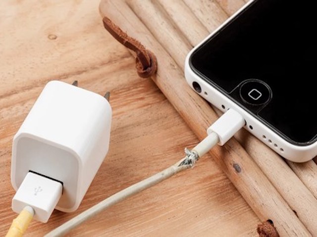 Công nghệ thông tin - Cáp Lightning dỏm sẽ khiến iPhone bị hư hỏng?