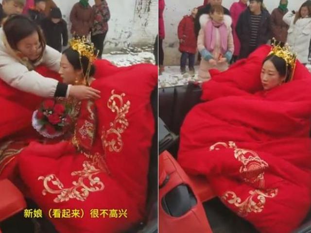 Bạn trẻ - Cuộc sống - Cô dâu không cảm xúc trên xe mui trần trong ngày cưới gây tranh cãi