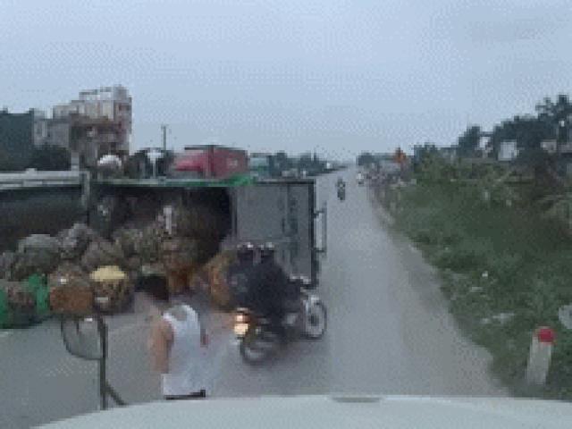 Thế giới xe - SỐC: Lái xe Exciter chạy quá ẩu làm xe tải lật nhào