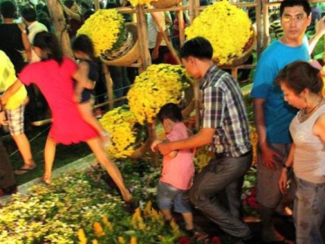 Truyện cười - Được cái lọ mất cái chai