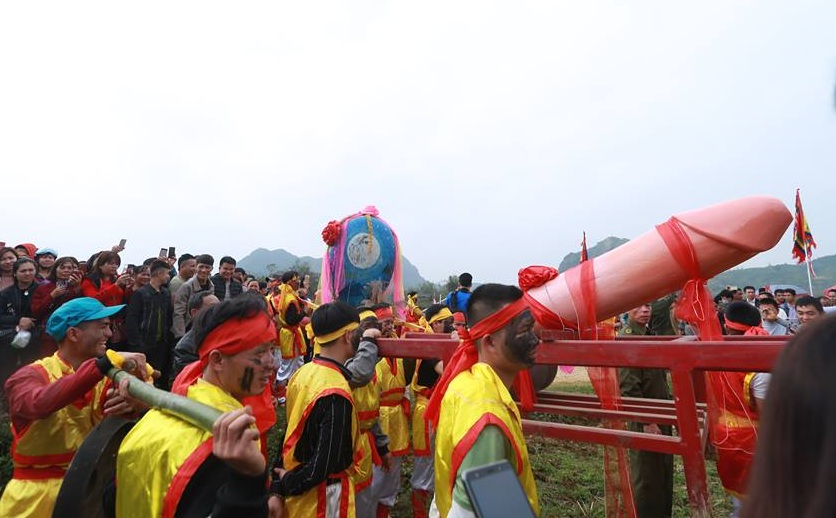 Người dân chen chân chụp ảnh cùng “của quý&#34; dài hơn 1m tại lễ hội táo bạo nhất VN - 2